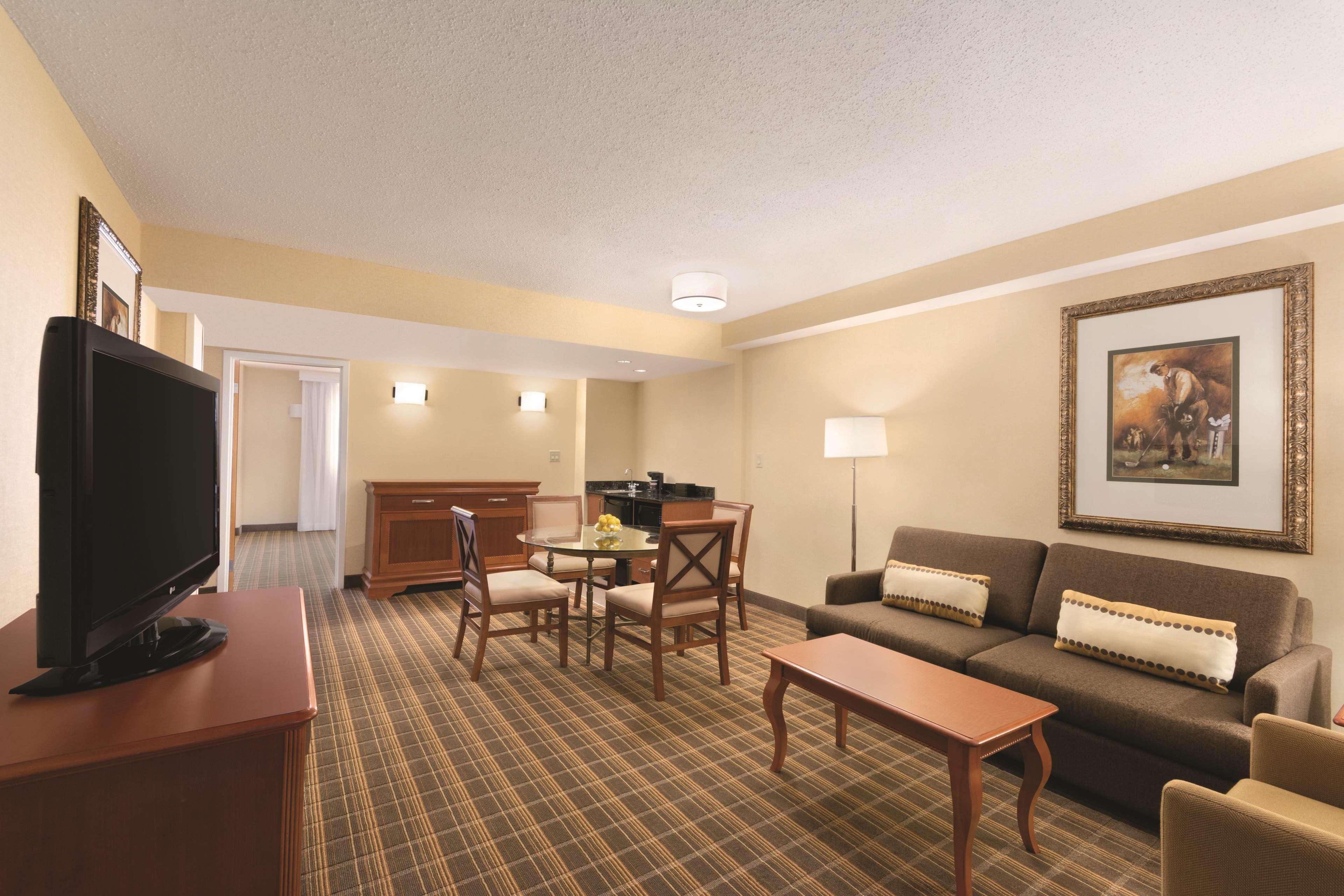 Embassy Suites Greenville Golf Resort & Conference Center Dış mekan fotoğraf