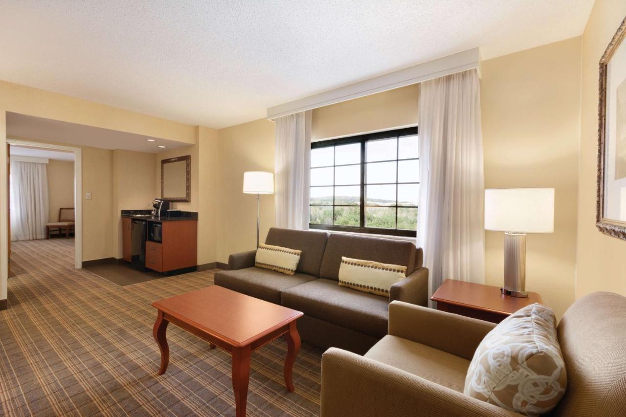Embassy Suites Greenville Golf Resort & Conference Center Dış mekan fotoğraf