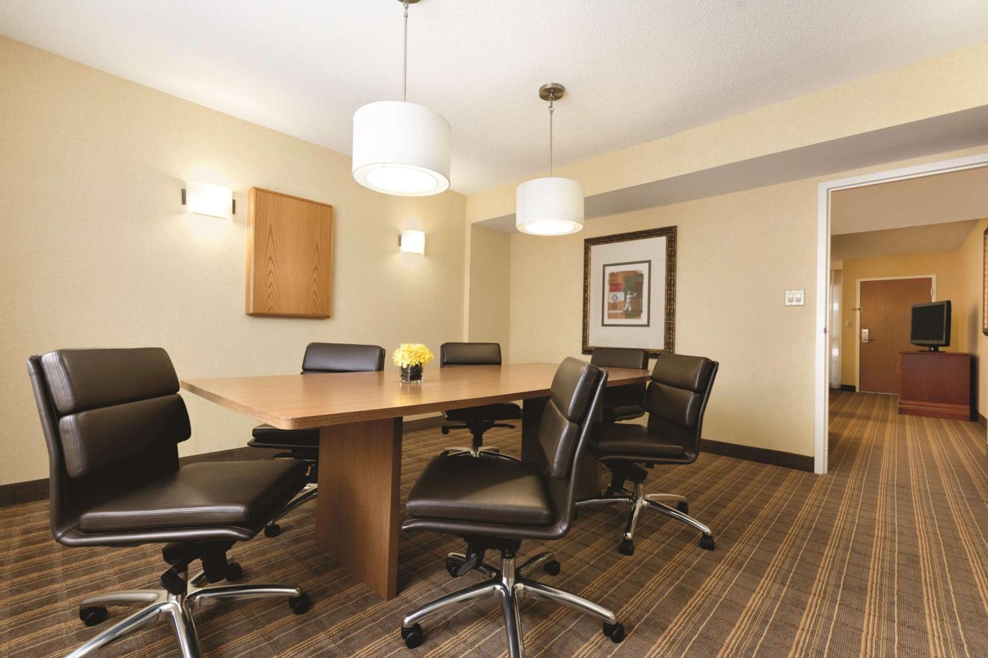 Embassy Suites Greenville Golf Resort & Conference Center Dış mekan fotoğraf