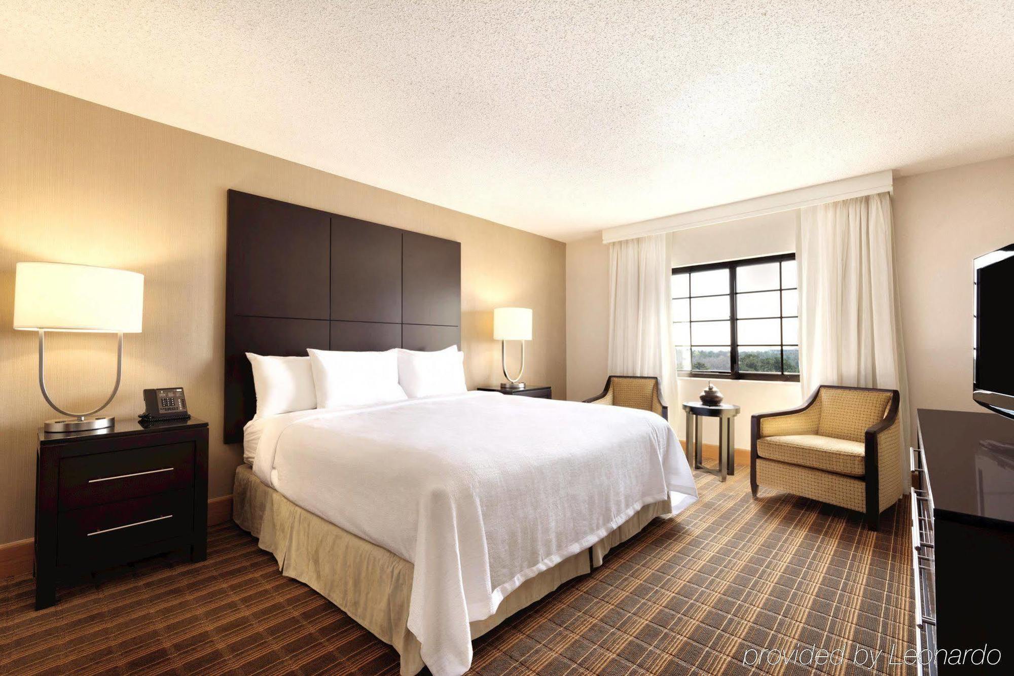 Embassy Suites Greenville Golf Resort & Conference Center Dış mekan fotoğraf