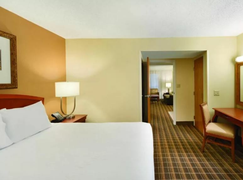 Embassy Suites Greenville Golf Resort & Conference Center Dış mekan fotoğraf
